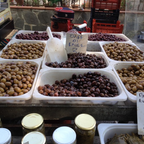 Különböző fajtájú olívabogyók az edessai piacon